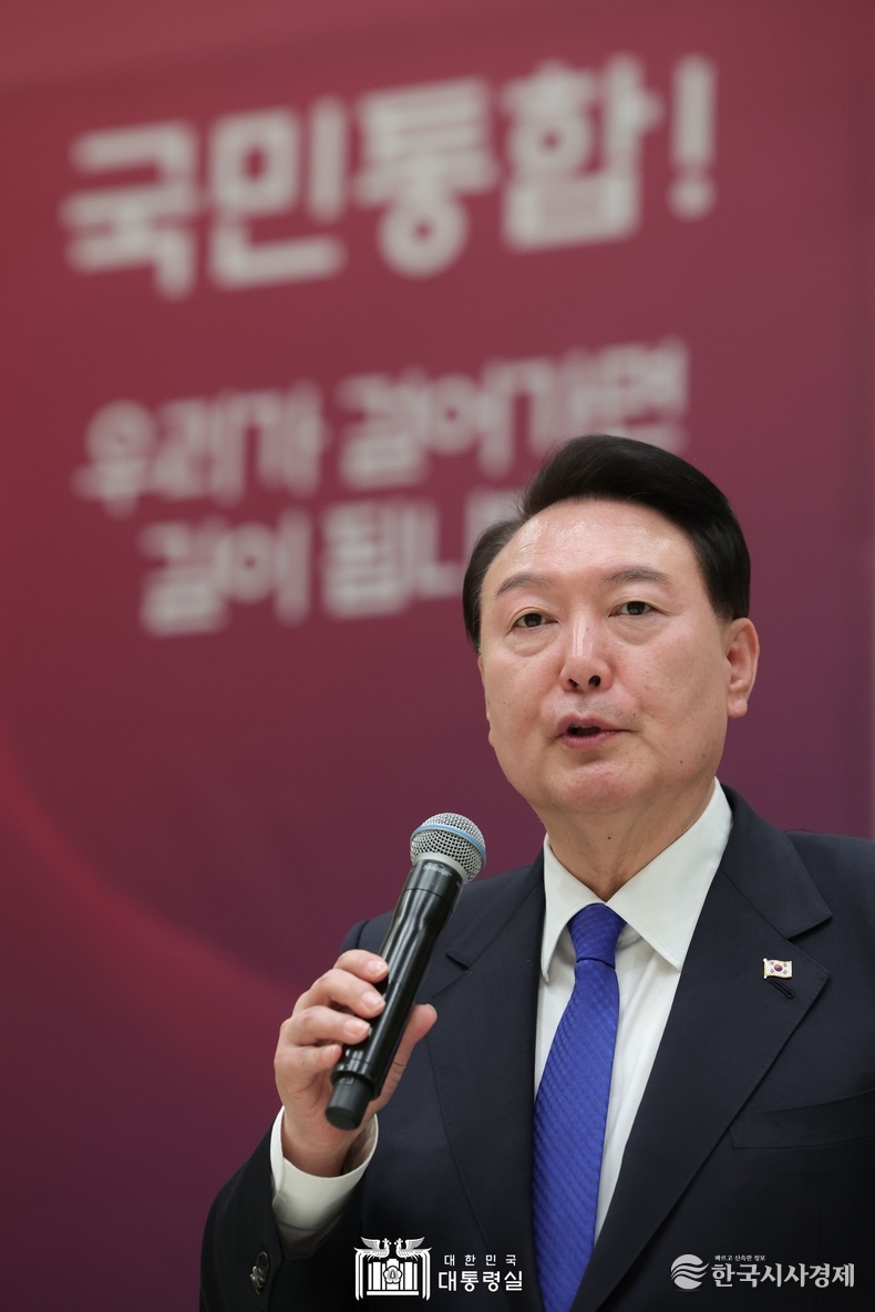 10월 17일 윤석열 대통령은 청와대 영빈관에서 국민통합위원회 90여 명과 만찬을 함께 했다.