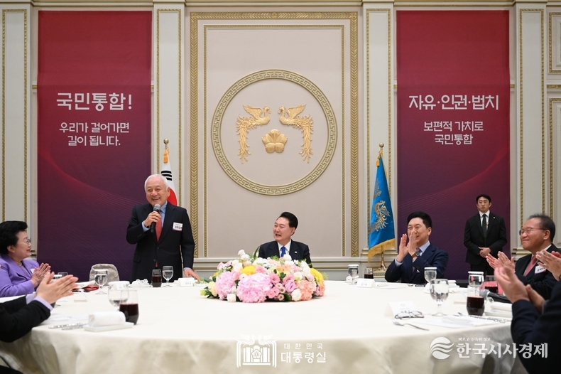 10월 17일 윤석열 대통령은 청와대 영빈관에서 국민통합위원회 90여 명과 만찬을 함께 했다.
