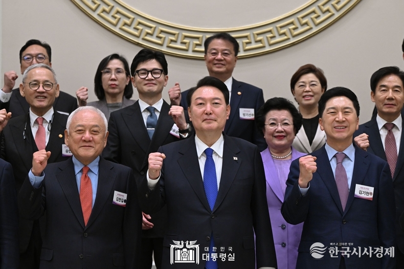 10월 17일 윤석열 대통령은 청와대 영빈관에서 국민통합위원회 90여 명과 만찬을 함께 했다.