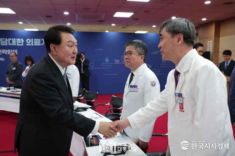 10월 19일 윤석열 대통령은 생명과 지역을 살리는 필수의료혁신 전략회의를 주재했다.