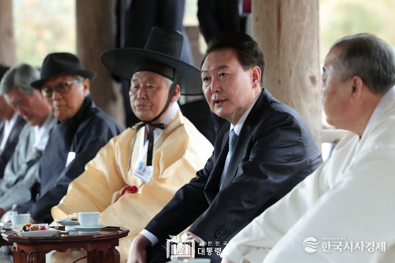 10월 27일 윤석열 대통령은 경북 안동 병산서원에서 열린 유림 간담회에 참석하였다.