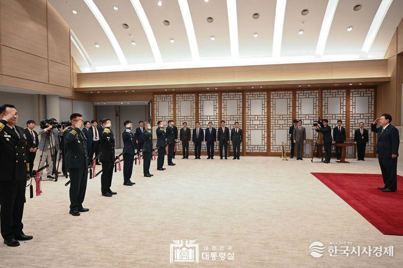 10월 30일 윤석열 대통령은 장성 보직 신고 및 삼정검 수치 수여식을 가졌다.