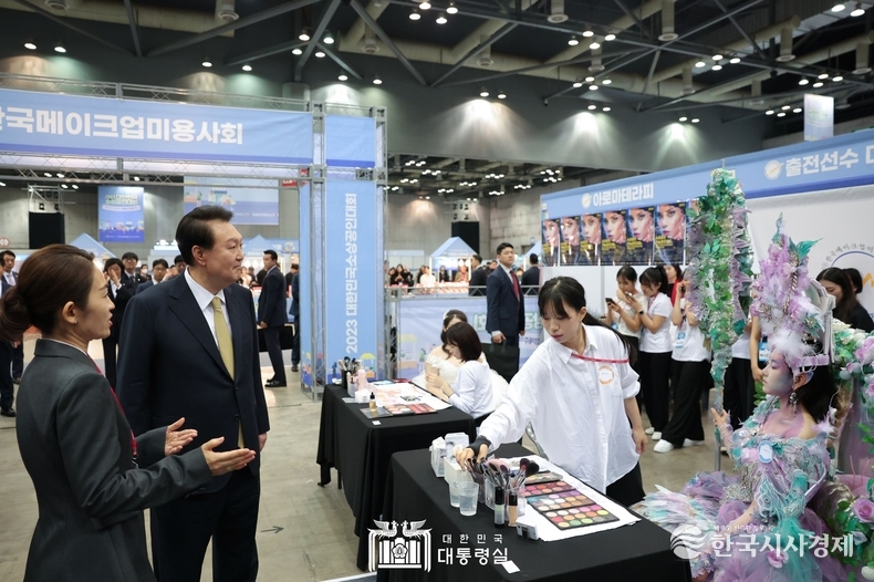 11월 3일 윤석열 대통령은 대한민국 소상공인대회 개막식에 참석하였다.