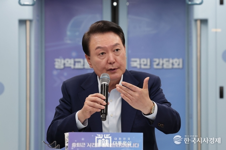 11월 6일 윤석열 대통령은 경기 화성 동탄역 GTX-A 노선 열차에서 열린 광역교통 국민 간담회에 참석하였다.