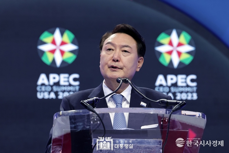 11월 15일 윤석열 대통령은 APEC CEO Summit 행사에 참석해 기조연설을 하였다.