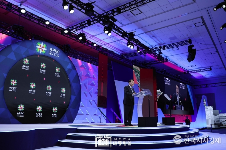 11월 15일 윤석열 대통령은 APEC CEO Summit 행사에 참석해 기조연설을 하였다.