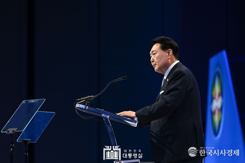 11월 15일 윤석열 대통령은 APEC CEO Summit 행사에 참석해 기조연설을 하였다.
