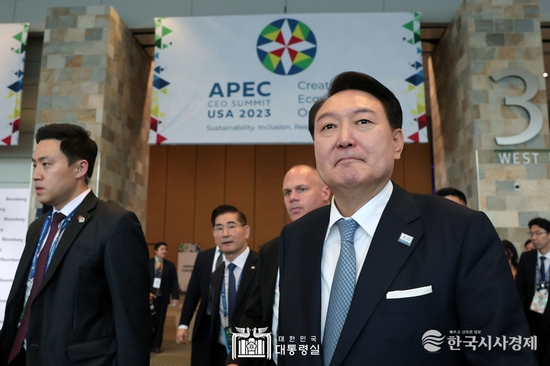 11월 15일 윤석열 대통령은 APEC CEO Summit 행사에 참석해 기조연설을 하였다.