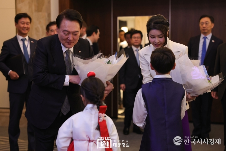 11월 20일 윤석열 대통령 부부는 영국 동포 만찬 간담회를 가졌다.