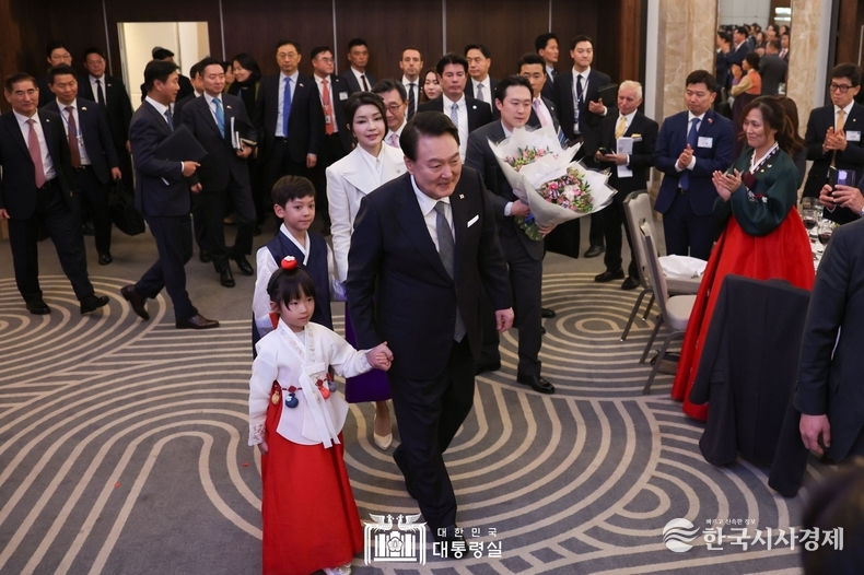 11월 20일 윤석열 대통령 부부는 영국 동포 만찬 간담회를 가졌다.