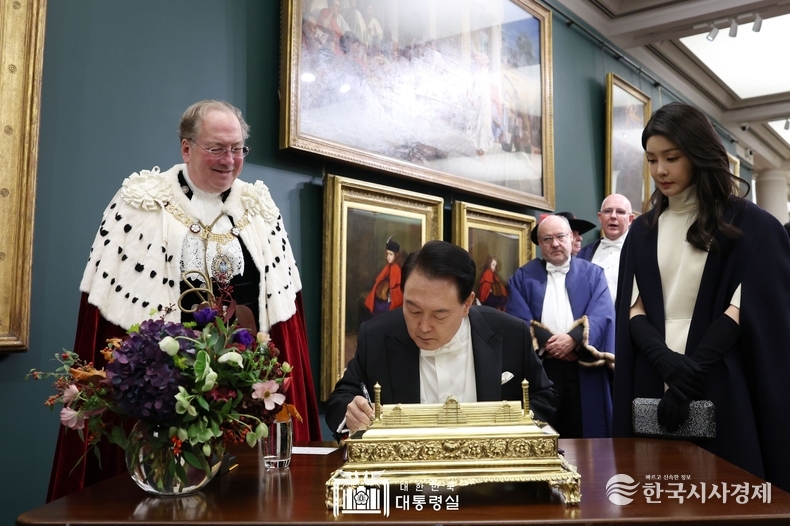 11월 22일 윤석열 대통령 부부는 런던 금융특구 길드홀에서 열린 런던금융특구 시장 주최 만찬에 참석하였다.