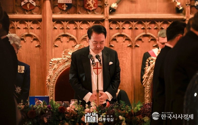 11월 22일 윤석열 대통령 부부는 런던 금융특구 길드홀에서 열린 런던금융특구 시장 주최 만찬에 참석하였다.