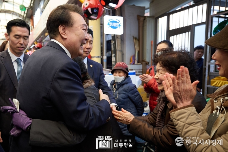 2월 8일 윤석열 대통령은 서울 광진구 중곡 제일시장을 방문하여 시민들과 소통하고 상인들을 격려하였다.