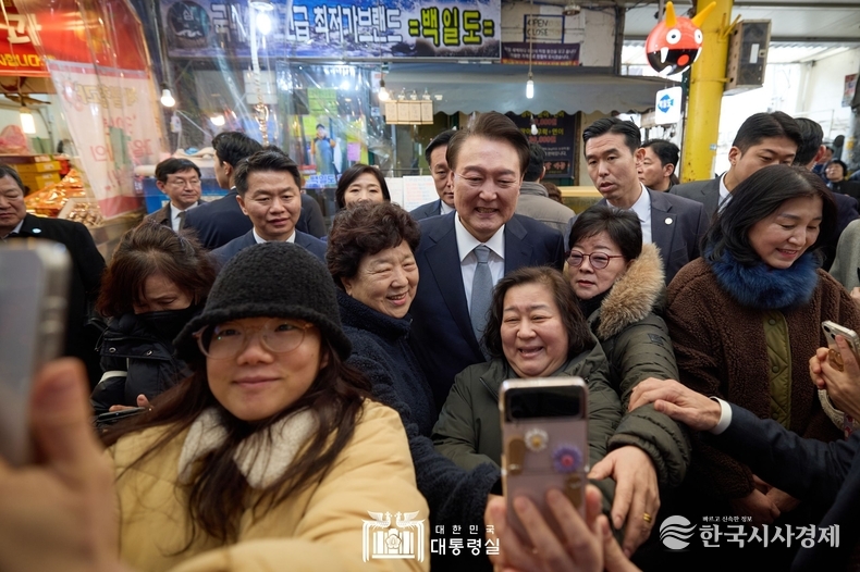 2월 8일 윤석열 대통령은 서울 광진구 중곡 제일시장을 방문하여 시민들과 소통하고 상인들을 격려하였다.