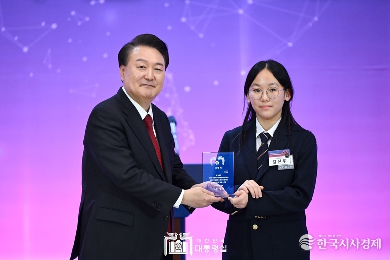 2월 16일 윤석열 대통령은 대전에서 과학기술 강국 대한민국을 책임질 젊은 과학자들을 초청해 이야기를 듣는 「미래 과학자와의 대화」 시간을 가졌다.