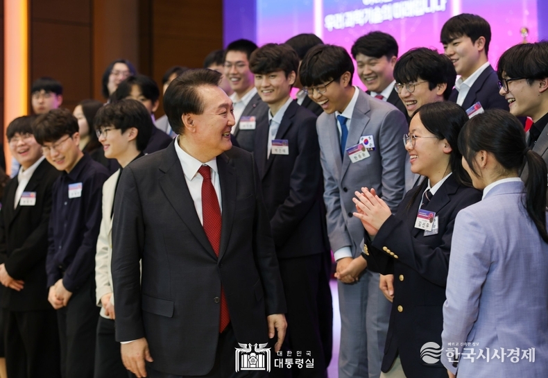 2월 16일 윤석열 대통령은 대전에서 과학기술 강국 대한민국을 책임질 젊은 과학자들을 초청해 이야기를 듣는 「미래 과학자와의 대화」 시간을 가졌다.