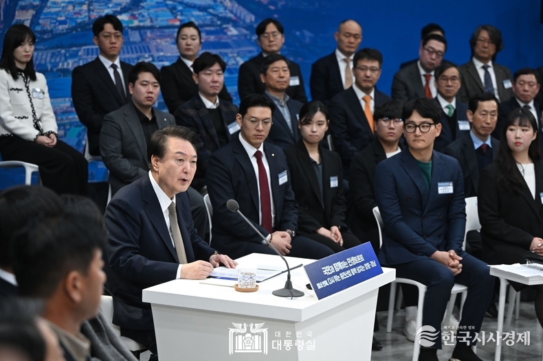 2월 22일 윤석열 대통령은 경남도청에서 '다시 뛰는 원전산업, 활력 넘치는 창원·경남'을 주제로 열네 번째 「국민과 함께하는 민생토론회」를 개최했다.