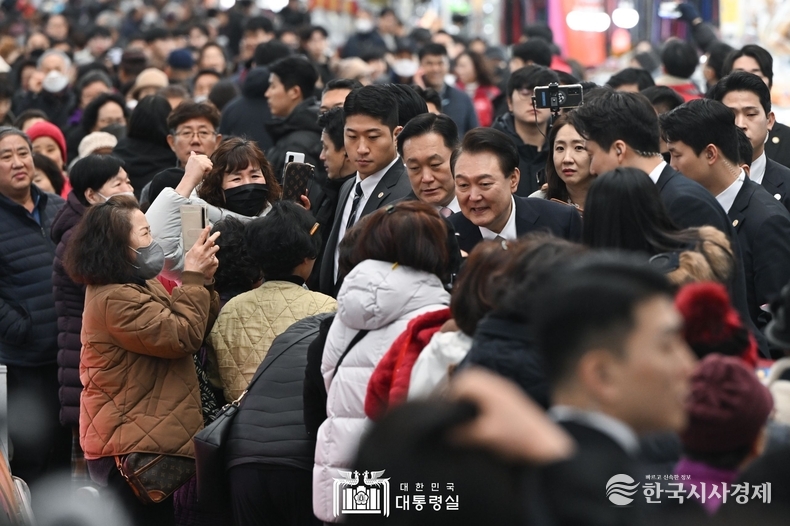 2월 22일 윤석열 대통령은 경남 지역 대표 전통시장인 마산어시장을 방문했다.