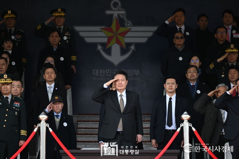 2월 28일 윤석열 대통령은 충청북도 괴산에 위치한 육군학생군사학교에서 열린 2024년 학군장교 임관식에 참석해 육·해·공군 및 해병대 장교로 임관하는 학군사관후보생들을 격려했다.