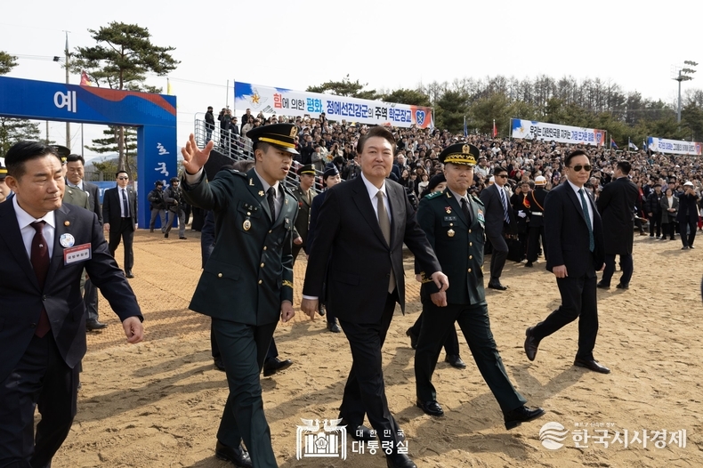 2월 28일 윤석열 대통령은 충청북도 괴산에 위치한 육군학생군사학교에서 열린 2024년 학군장교 임관식에 참석해 육·해·공군 및 해병대 장교로 임관하는 학군사관후보생들을 격려했다.