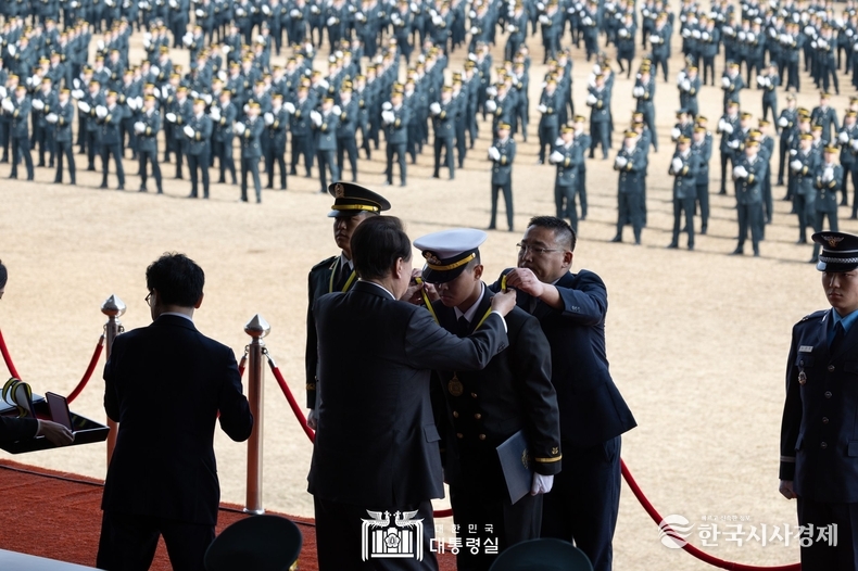 2월 28일 윤석열 대통령은 충청북도 괴산에 위치한 육군학생군사학교에서 열린 2024년 학군장교 임관식에 참석해 육·해·공군 및 해병대 장교로 임관하는 학군사관후보생들을 격려했다.