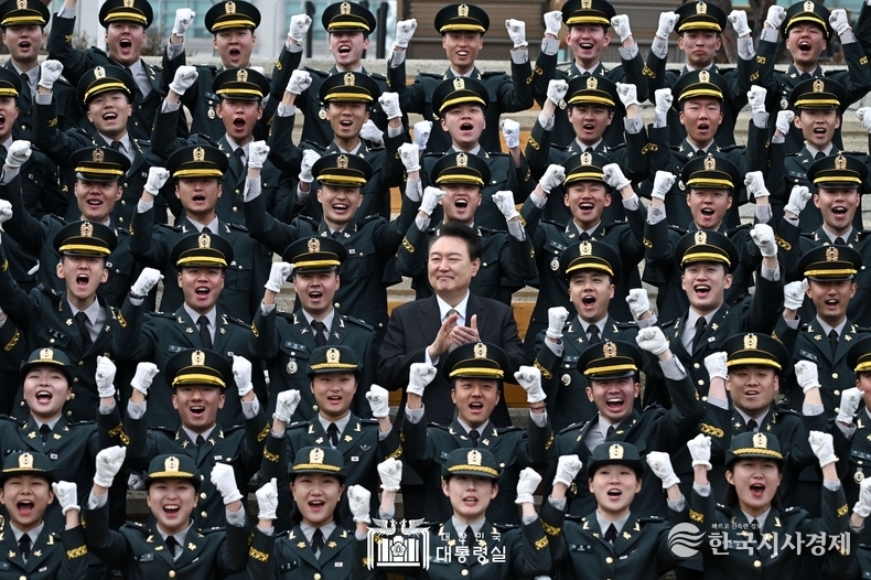 2월 28일 윤석열 대통령은 충청북도 괴산에 위치한 육군학생군사학교에서 열린 2024년 학군장교 임관식에 참석해 육·해·공군 및 해병대 장교로 임관하는 학군사관후보생들을 격려했다.