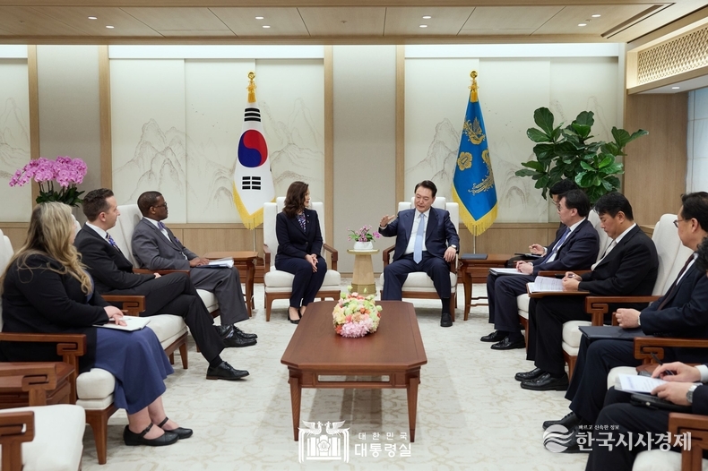 3월 7일 윤석열 대통령은 그레첸 위트머 美 미시간 주지사를 접견했다.