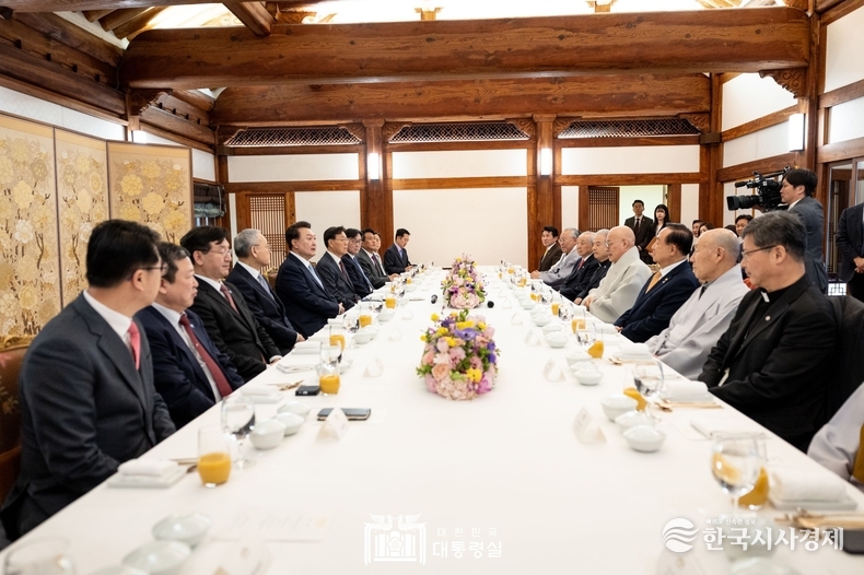 3월 12일 윤석열 대통령은 청와대 상춘재에서 열린 종교지도자 오찬 간담회에 참석해 의료개혁을 위해 힘을 모아달라고 종교계에 요청했다.