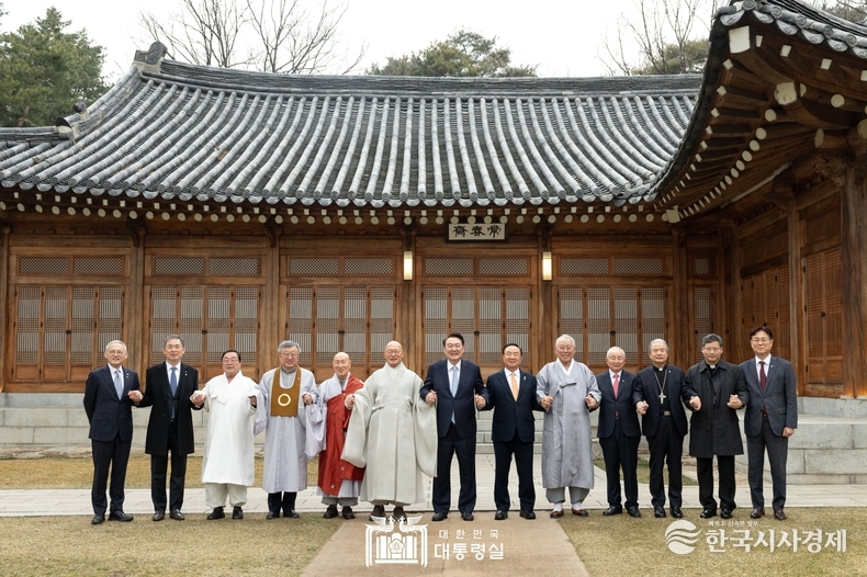 3월 12일 윤석열 대통령은 청와대 상춘재에서 열린 종교지도자 오찬 간담회에 참석해 의료개혁을 위해 힘을 모아달라고 종교계에 요청했다.