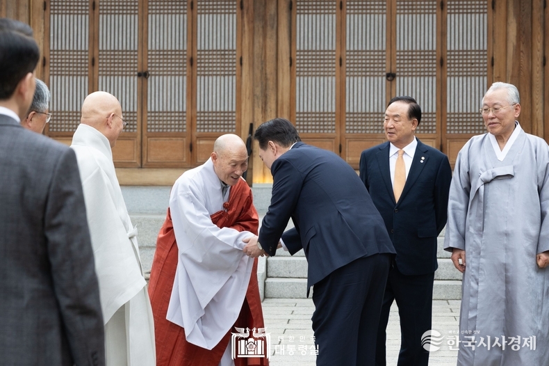3월 12일 윤석열 대통령은 청와대 상춘재에서 열린 종교지도자 오찬 간담회에 참석해 의료개혁을 위해 힘을 모아달라고 종교계에 요청했다.