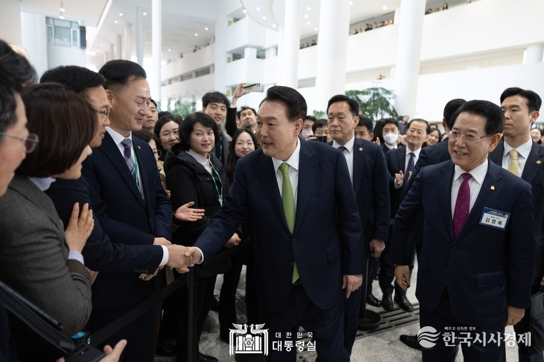 3월 14일 윤석열 대통령은 전남 무안군 전남도청에서 '미래산업과 문화로 힘차게 도약하는 전남'을 주제로 스무 번째 「국민과 함께하는 민생토론회」를 개최했다.
