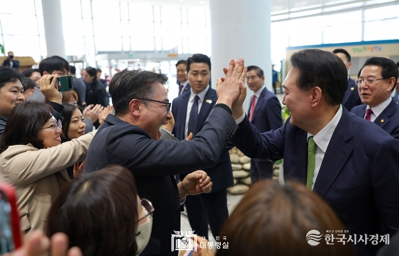 3월 14일 윤석열 대통령은 전남 무안군 전남도청에서 '미래산업과 문화로 힘차게 도약하는 전남'을 주제로 스무 번째 「국민과 함께하는 민생토론회」를 개최했다.
