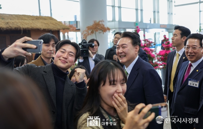 3월 14일 윤석열 대통령은 전남 무안군 전남도청에서 '미래산업과 문화로 힘차게 도약하는 전남'을 주제로 스무 번째 「국민과 함께하는 민생토론회」를 개최했다.