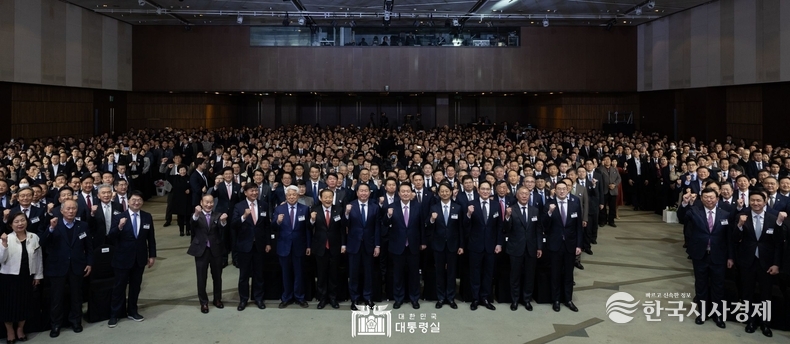 3월 20일 윤석열 대통령은 서울 여의도 63컨벤션센터에서 개최된 ‘제51회 상공의 날 기념식’ 행사에 참석해 우리나라 경제발전의 주역인 20만 상공인들의 노고를 격려했다.