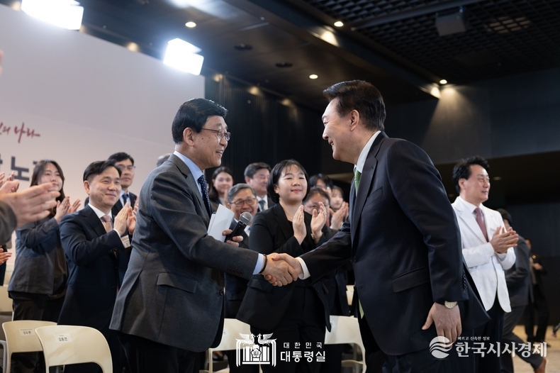 3월 21일 윤석열 대통령은 강원특별자치도 원주시 건강보험심사평가원에서 ‘건강하고 행복한 노후’를 주제로 스물두 번째 「국민과 함께하는 민생토론회」를 개최했다.