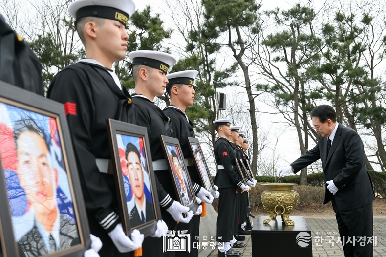 3월 22일 윤석열 대통령은 해군 제2함대사령부 내에 있는 제2연평해전 전승비와 천안함 추모비를 방문해 서해수호 용사들에 대한 헌화와 참배를 하고 유가족을 만나 위로했다.