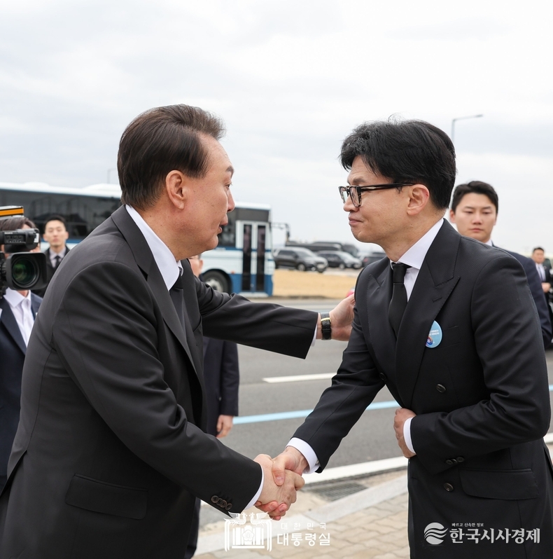 3월 22일 윤석열 대통령은 해군 제2함대사령부 내에 있는 제2연평해전 전승비와 천안함 추모비를 방문해 서해수호 용사들에 대한 헌화와 참배를 하고 유가족을 만나 위로했다.