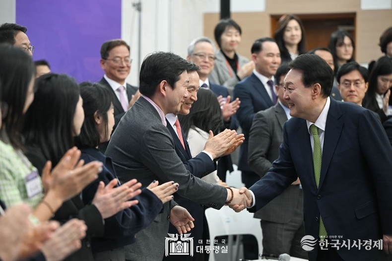 3월 25일 윤석열 대통령은 경기도 용인특례시청에서 ‘대한민국 신성장동력 허브 용인특례시’를 주제로 스물세 번째 「국민과 함께하는 민생토론회」를 개최했다.