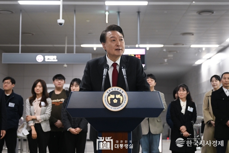 3월 29일 윤석열 대통령은 서울시 강남구 수서역에서 열린 수도권 광역급행철도 A노선(이하 ‘GTX-A’) 수서~동탄 구간 개통기념식에 참석해 GTX 노선의 국내 최초 개통을 축하했다.