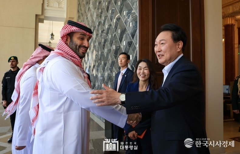윤석열 대통령과 「모하메드 빈 살만 빈 압둘아지즈 알 사우드(Mohammed bin Salman bin Abdulaziz Al Saud)」 사우디아라비아 왕국 왕세자 겸 총리.