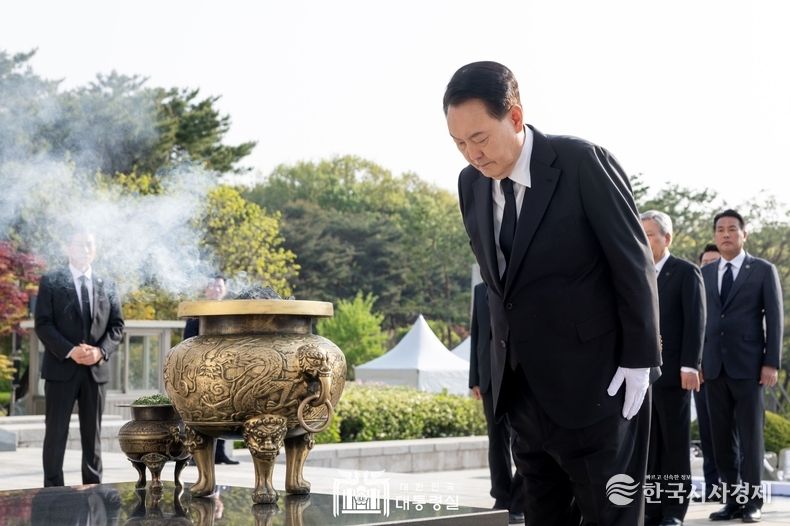 4월 19일 윤석열 대통령은 국립4‧19민주묘지를 찾아 자유민주주의를 위해 헌신한 4·19민주 영령들의 명복을 빌고, 혁명으로 지켜낸 자유민주주의를 더욱 발전시켜 나가겠다고 다짐하며 4·19혁명의 의미를 되새겼다.