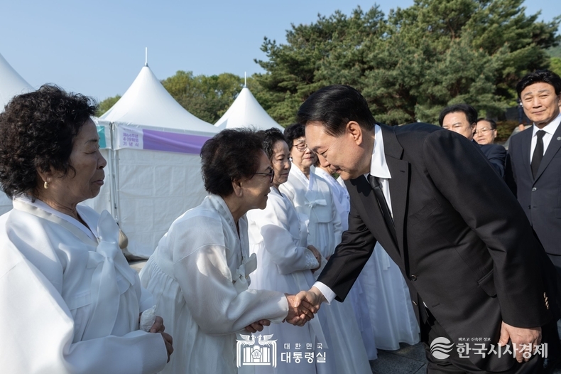 4월 19일 윤석열 대통령은 국립4‧19민주묘지를 찾아 자유민주주의를 위해 헌신한 4·19민주 영령들의 명복을 빌고, 혁명으로 지켜낸 자유민주주의를 더욱 발전시켜 나가겠다고 다짐하며 4·19혁명의 의미를 되새겼다.
