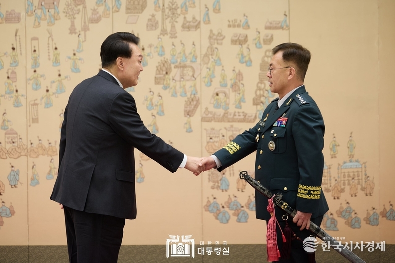 4월 24일 윤석열 대통령은 용산 대통령실에서 강호필 신임 합참차장으로부터 진급 및 보직 신고를 받고 삼정검 수치를 수여했다.