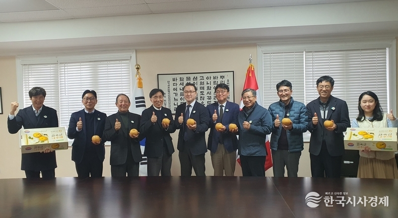 안상현 부시장과 나주시 수출개척단이 캐나다 토론토 대한민국 총영사관에서 권태한 부총영사(왼쪽 5번째)와 만나 농수산식품 수출 활성화 방안을 논의했다. (사진제공-나주시)