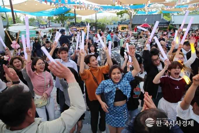 지난 4월 19일에 개장한 시즌2 강진 불금불파 행사장에서 관광객들이 EDM DJ공연을 즐기고 있다.