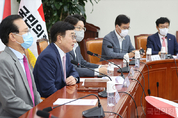 與, 법은 정권에 충성하지 않는다
