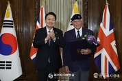 尹 大統領, 엘리자베스 2세 여왕 국장 참석