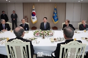 尹 大統領, 한일관계 원로 초청 오찬 간담회..."미래지향적 발전 힘써 줄 것 당부"