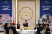 尹 大統領 "끊임없이 도전할 수 있도록 지원,! 교육 소홀함 없이 챙길 것"