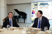 尹 大統領, 아소 前 일본 총리와 만찬..."한일관계 발전에 관심 당부"